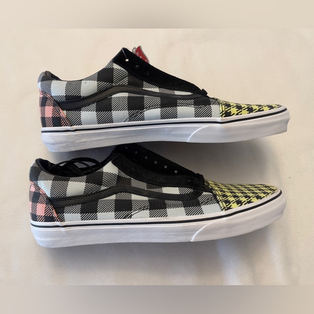 Size men 10.5 women 12 Vans Multi Color Sneaker NWT
Old skool skateboarding